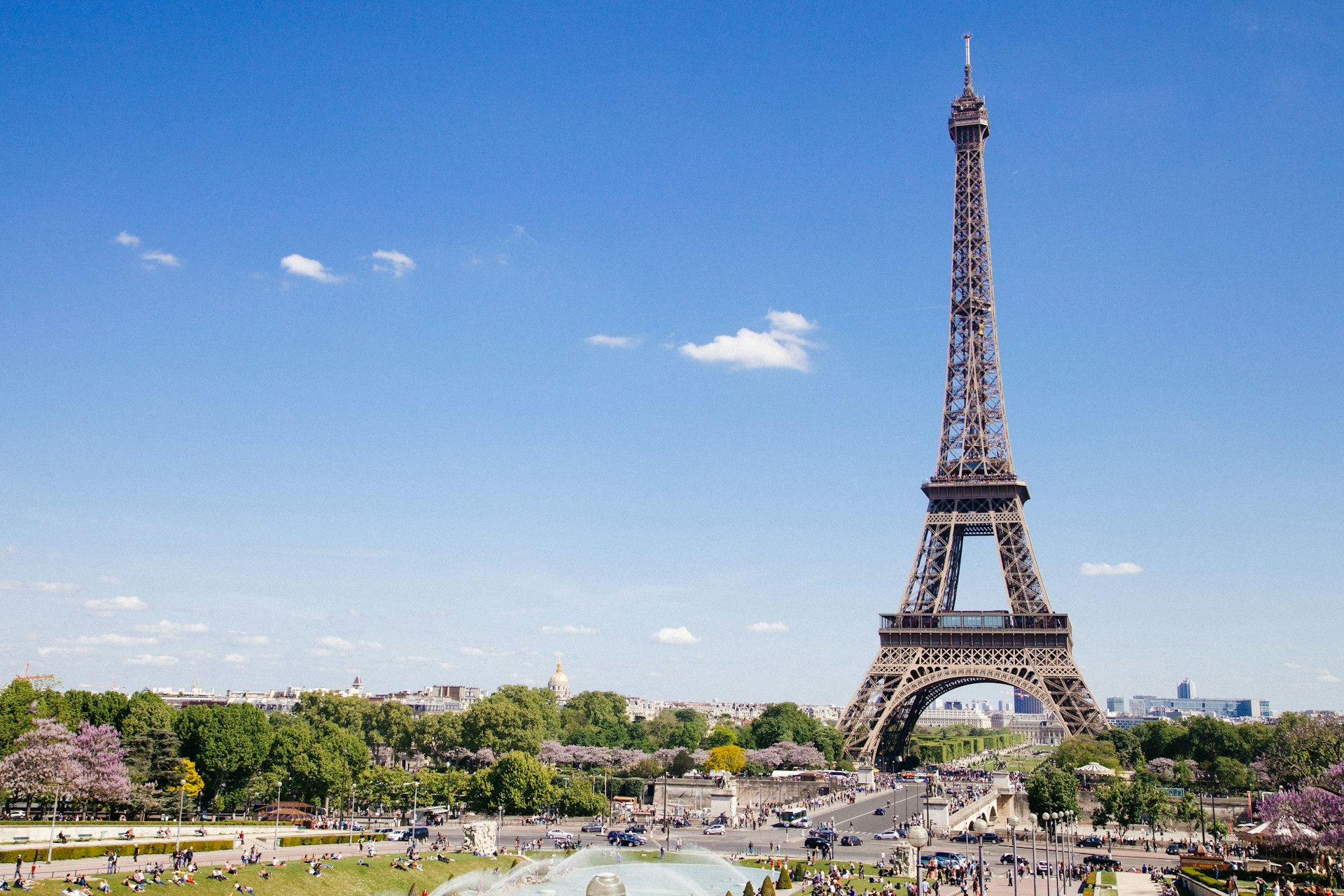 Fransa'da üniversite eğitimi — Paris ve Eyfel Kulesi
